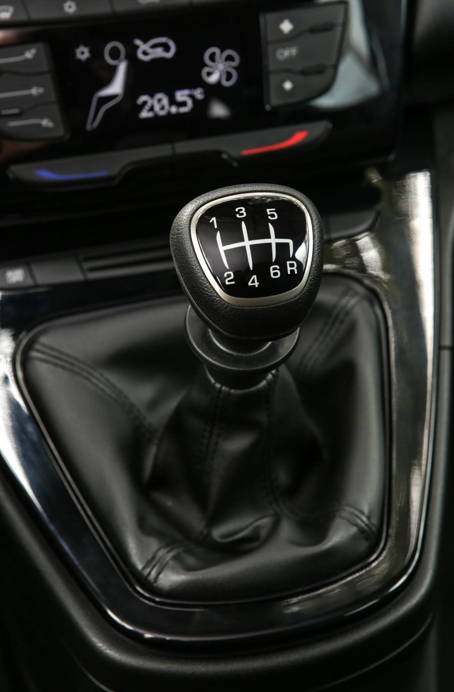 Детали интерьера Lancia Ypsilon Hybrid EcoChic Maryne (846) 2020 года  (фото 20 из 32)